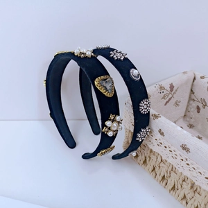 Baroque velvet headband with rhinestones, pearls and heart details for a chic look
