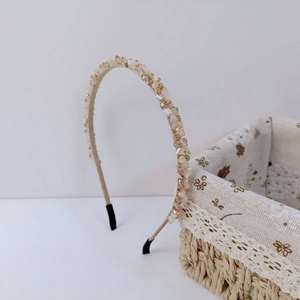 Vue détaillée du serre-tête fait main avec cristaux roses et perles scintillantes