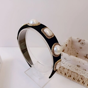 Baroque black velvet headband with elegant pearls and gold floral alloy settings