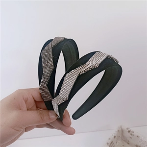 Vintage Luxury Velvet Rhinestone Headband For Women Elegant Black Padded Hair Band Wavy Crystal Pattern Fashion Hair Accessories