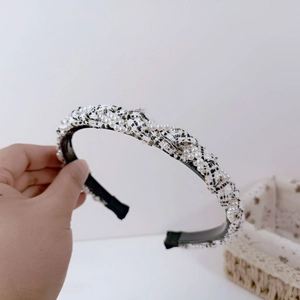 Elegant black and white tweed headband with white pearls for women's autumn fashion
