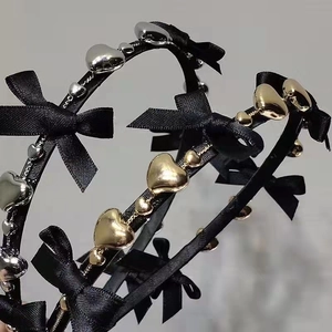 Serre-tête Coréen Doux Nœud en Ruban de Satin Noir Avec Pendentif Cœur Métallique Argent Bandeau Esthétique Rétro pour Femmes