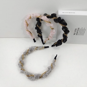 Details zum eleganten Haarreif aus Organza mit goldener Metallkette und Faltenstoff