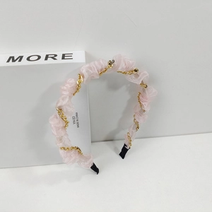 Eleganter rosa Organza-Haarreif mit goldener Metallkette und weicher Plissee-Textur