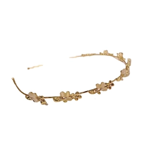 Elegante cerchietto dorato con fiori di opale e strass scintillanti su base sottile
