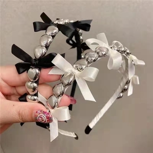 Serre-tête Doux en Satin avec Nœud Décor de Cœur en Alliage Élégant Rétro Style Coréen Accessoire de Cheveux pour Femmes