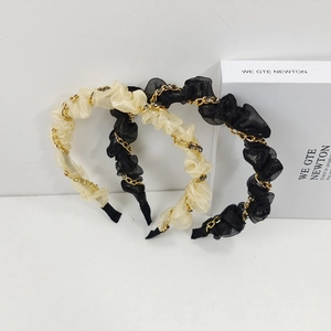 Detail der Organza-Haarbänder mit Falten, Goldkette und funkelnden Strasssteinen