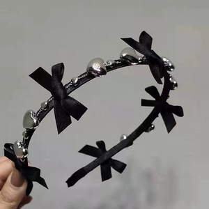 Serre-tête élégant en satin noir avec breloques cœurs argentés pour un style coréen