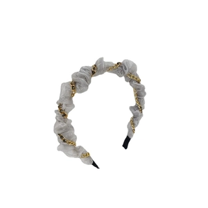 Hellgrauer Organza-Haarreif mit Goldkette und Kristallen auf weißem Hintergrund