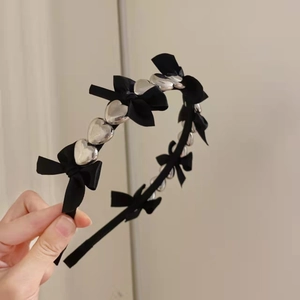 Serre-tête noir élégant avec nœuds en satin et perles de cœur en métal argenté