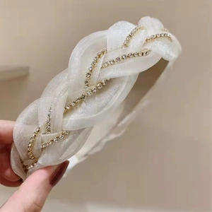 Elegante cerchietto intrecciato in tulle bianco per donna con strass luccicanti decorativi