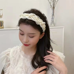 Elegante cerchietto in pizzo intrecciato stile coreano con catena dorata su modella