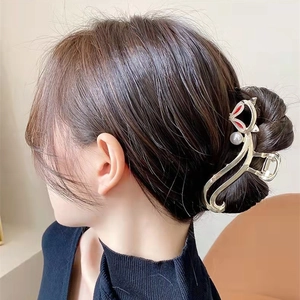 Grande pince à cheveux élégante en métal doré en forme de renard avec une perle