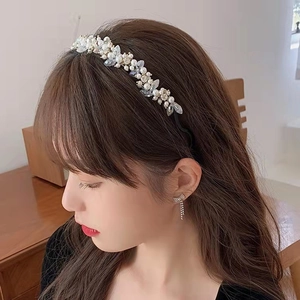 Détail du serre-tête en perles et cristal avec boucles d'oreilles nœuds sur modèle