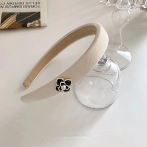 Serre-tête beige rembourré élégant avec fleur de camélia et perle de style français