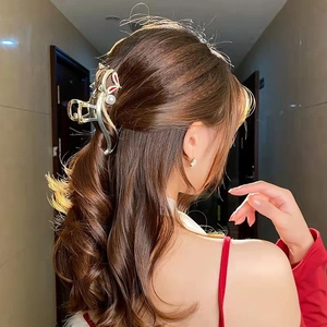 Pince à cheveux renard doré élégante avec perles blanches et détails en émail rouge