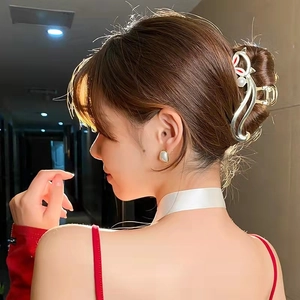 Détail d'une pince à cheveux renard en métal avec perles sur un chignon élégant