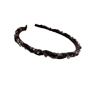 Elegante cerchietto in velluto nero con catena incrociata e decorazione in strass lucidi