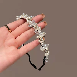 Serre-tête élégant pour femmes avec perles blanches et cristaux en forme de vigne