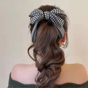 Barrette à cheveux à motif pied-de-poule noir et blanc vue de dos sur un mannequin