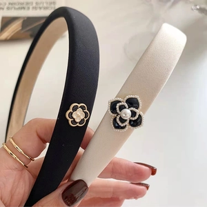 Serre-tête Élégant en Satin Fleur de Camélia pour Femmes Orné de Künstliche Perles Style Coréen Large Serre-tête Accessoires de Coiffure