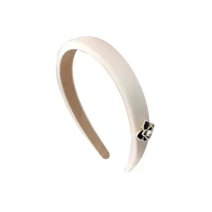 Serre-tête blanc élégant avec fleur de camélia noire et perle pour femme