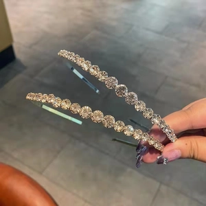Vue détaillée d'un serre-tête en argent orné d'une rangée de strass ronds étincelants