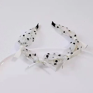 Cerchietto in organza bianca a pois neri con fiocchi per un look retrò francese