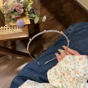 Eleganter dünner Silber-Haarreif mit rosa Zirkonsteinen für einen süßen Stil