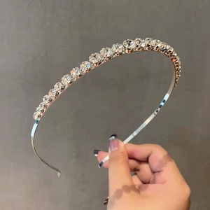Serre-tête étincelant en strass argenté avec une rangée minimaliste de cristaux brillants