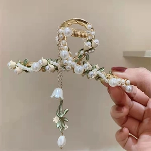 Molletta per capelli dorata mughetto con perle e raffinati ciondoli a forma di fiore