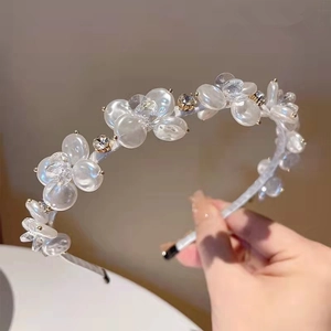 Cerchietto elegante con perle e cristalli per un look chic e volume ai capelli