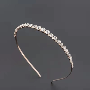 Détail du serre-tête en or rose orné d'une rangée de cristaux étincelants
