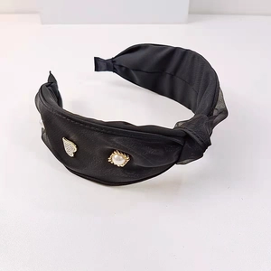 Eleganter schwarzer Satin-Haarreif mit herzförmigen Strasssteinen und goldgefassten Perlen