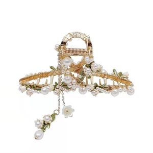 Pinza per capelli dorata con perle bianche e fiori per acconciature eleganti