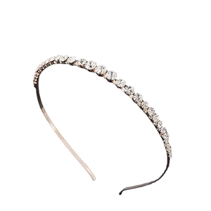Serre-tête élégant en métal doré fin avec une rangée de strass blancs scintillants