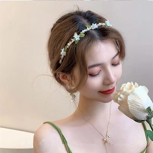 Elegant pearl and floral headband set with matching necklace for a romantic summer look