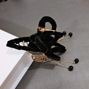 Pinza per capelli in velluto nero con ventaglio dorato e nappa di perle raffinata