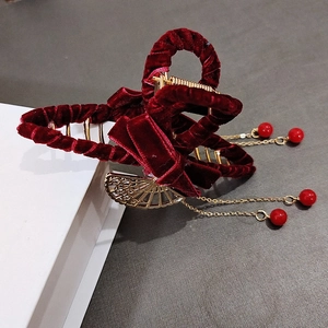Pinza per capelli in velluto rosso con ventaglio dorato e lunghe nappe di perle