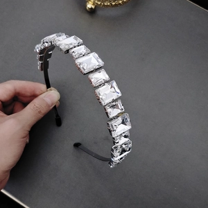 Dettaglio di un cerchietto barocco di lusso con grandi cristalli rettangolari su metallo nero
