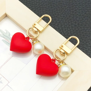 Süßer Roter Harz 3D Herz Künstliche Perle Schlüsselanhänger Mit Strass Legierung U-Form Haken Mode Taschenanhänger Damen Schmuck