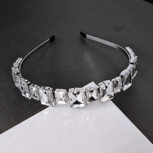 Dettaglio del cerchietto barocco argento con grandi cristalli rettangolari e punte protette