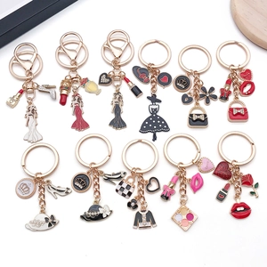 Lot de porte-clés mode dorés avec pendentifs émaillés en forme de rouge à lèvres et sac à main