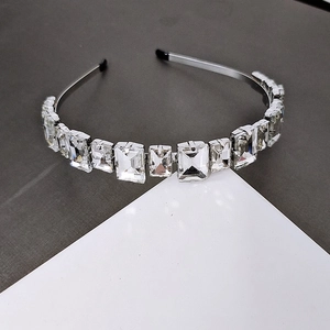 Dettaglio del cerchietto barocco argento con strass di cristallo rettangolari lucidi