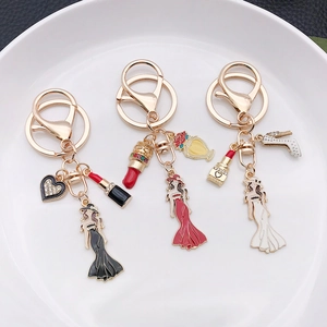 Porte-clés en alliage de zinc avec charms élégants, rouge à lèvres et parfum chic