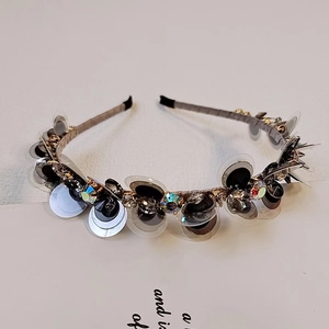 Dettaglio di cerchietto in cristallo con paillettes olografiche e strass su metallo