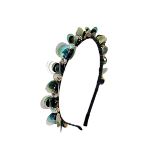 Elegante cerchietto in acrilico con paillettes verde smeraldo e strass scintillanti
