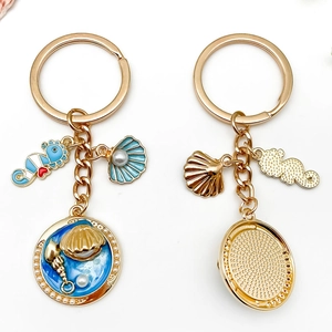 Porte-clés thème océan avec hippocampe bleu et pendentifs coquillages dorés