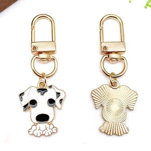 Porte-clés chien dalmatien mignon en métal doré avec vues avant et arrière en émail