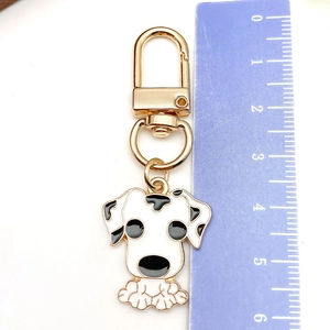 Vue détaillée du porte-clés chien tacheté avec fermoir et règle pour mesurer la taille